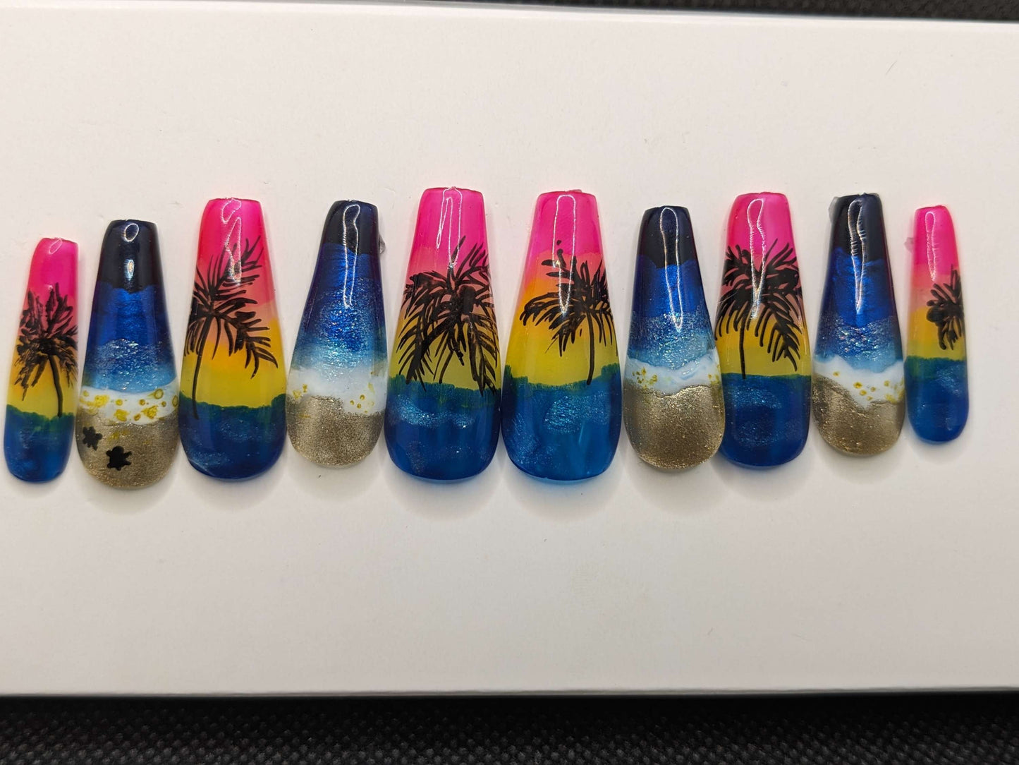 Beach with baby turtles Nails Glue on - Keychain