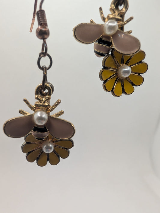 Bee Daisy Earrings