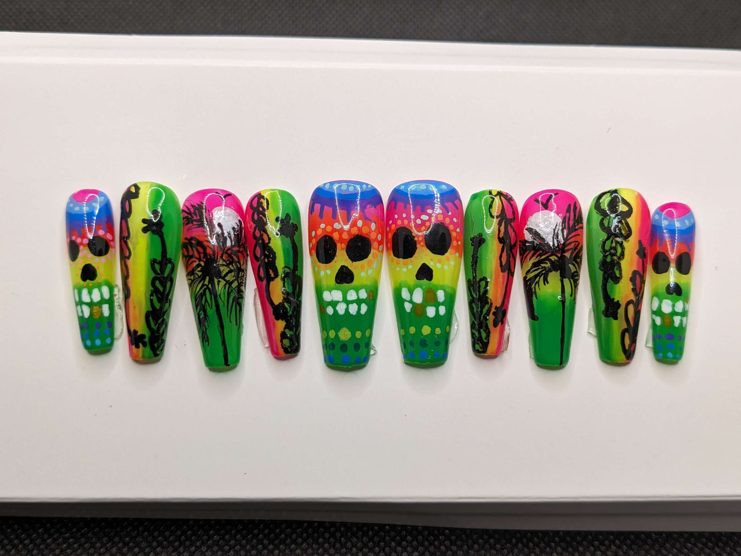 Coffin Skulls & palm tree Nails Glue on - Keychain